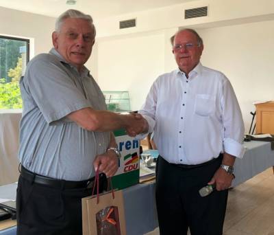 Hans Wilfried Goerden wird durch Theo Thissen verabschiedet.